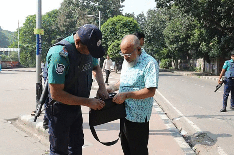 ধ্বংসপ্রাপ্ত ৩২ নম্বরে পুলিশ ও জুলাই পন্থিদের কঠোর প্রহরা (2)